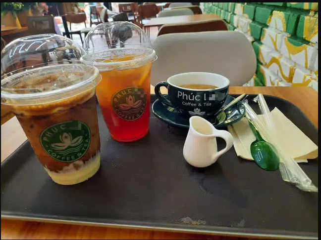 Cửa hàng đồ uống có bộ nhận diện thương hiệu đều gần tương tự với Phúc Long Cửa hàng đồ uống có bộ nhận diện thương hiệu đều gần tương tự với Phúc Long